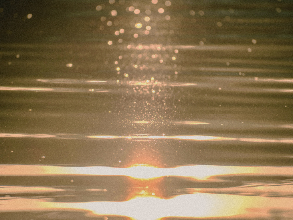 Sonnenstrahlen auf welliges Wasser