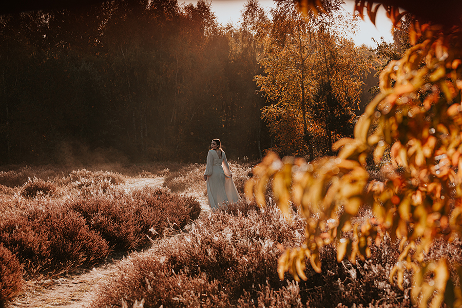 Herbstliche Landschaft mit Ann-Kristin Krüger in weiter Ferne