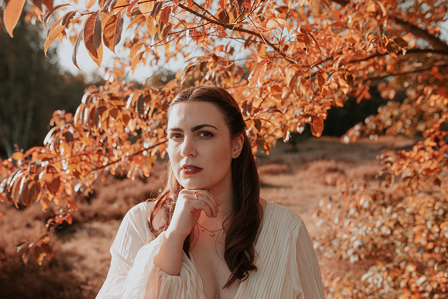 Ein Foto von der Inhaberin Ann-Kristin Krüger vor einer herbstlichen Landschaft