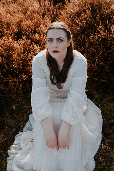 Inhaberin Ann-Kristin Krüger sitzt in verblühter Heide