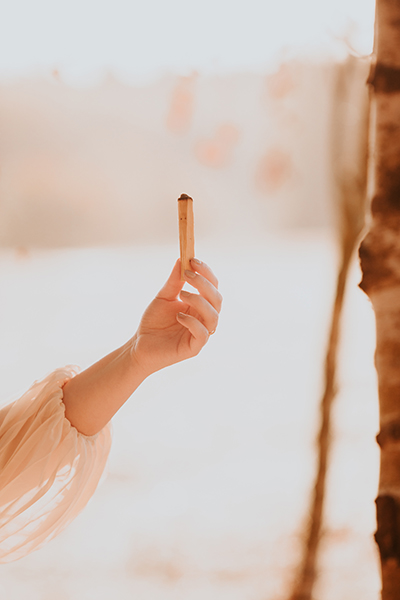 Angezündeter Palo Santo Stick